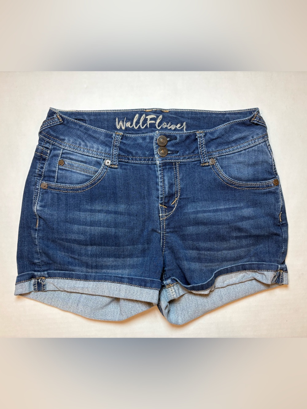 Wallflower Women’s Cuffed Denim Jean Shorts Jr. Size 7